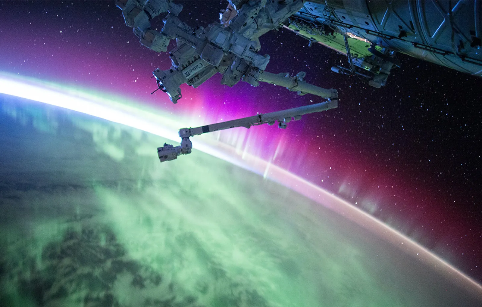 Спутник в открытом космосе 