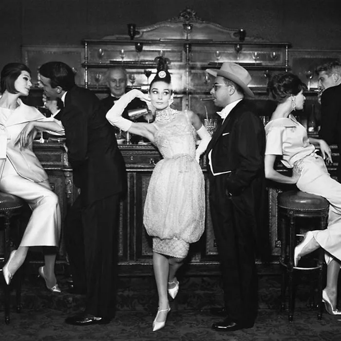 Одри Хепберн в платье Dior для сентябрьского номера Harper's Bazaar, Париж, 1959 год.