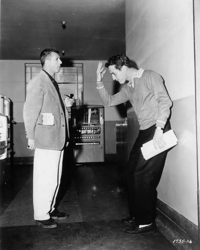 Режиссер Ричард Брукс обсуждает с Полом Ньюманом сцену на съемках фильма «Кошка на раскаленной крыше», 1958 год.