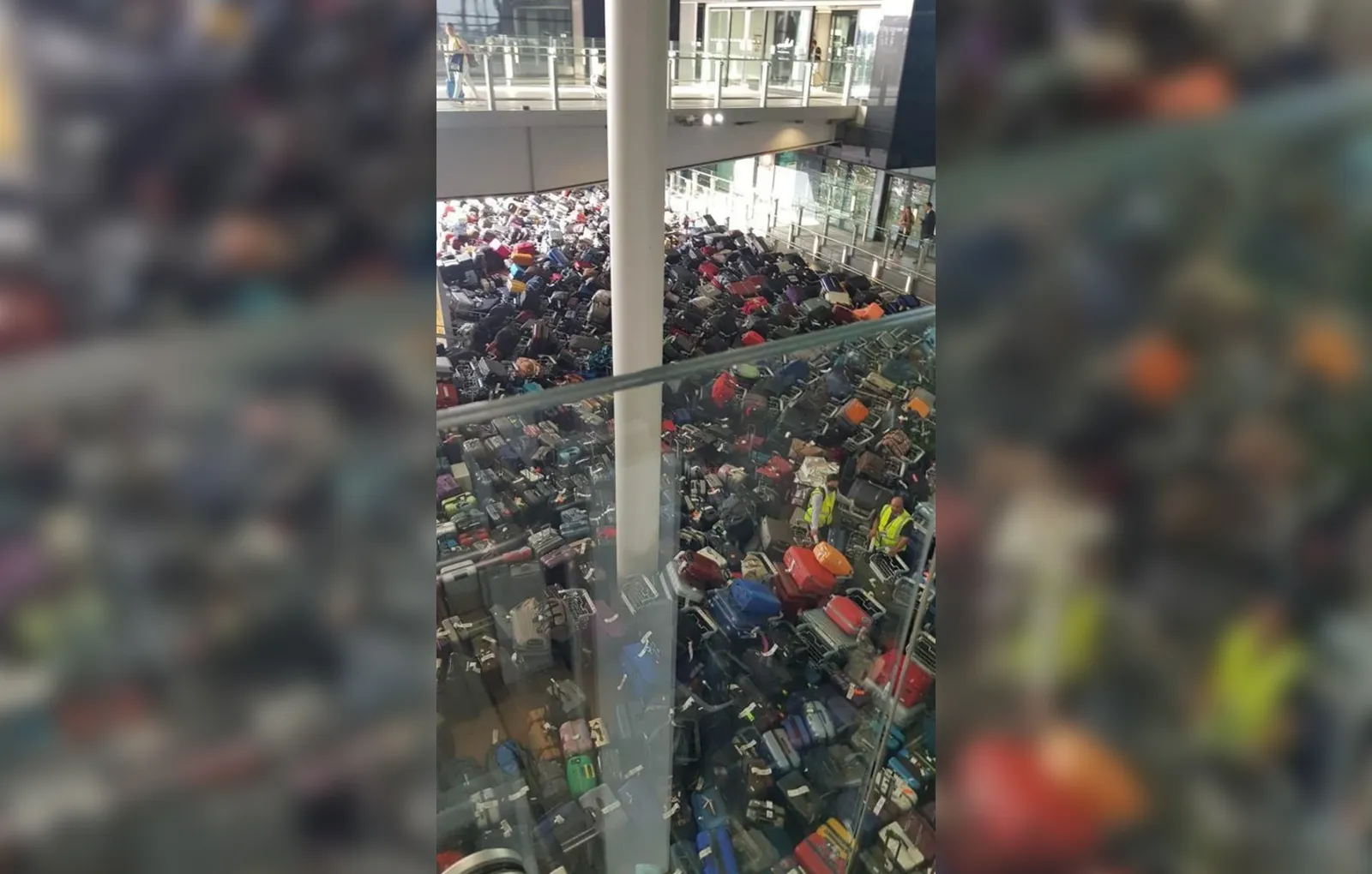 Очередь чемоданов на посадку.