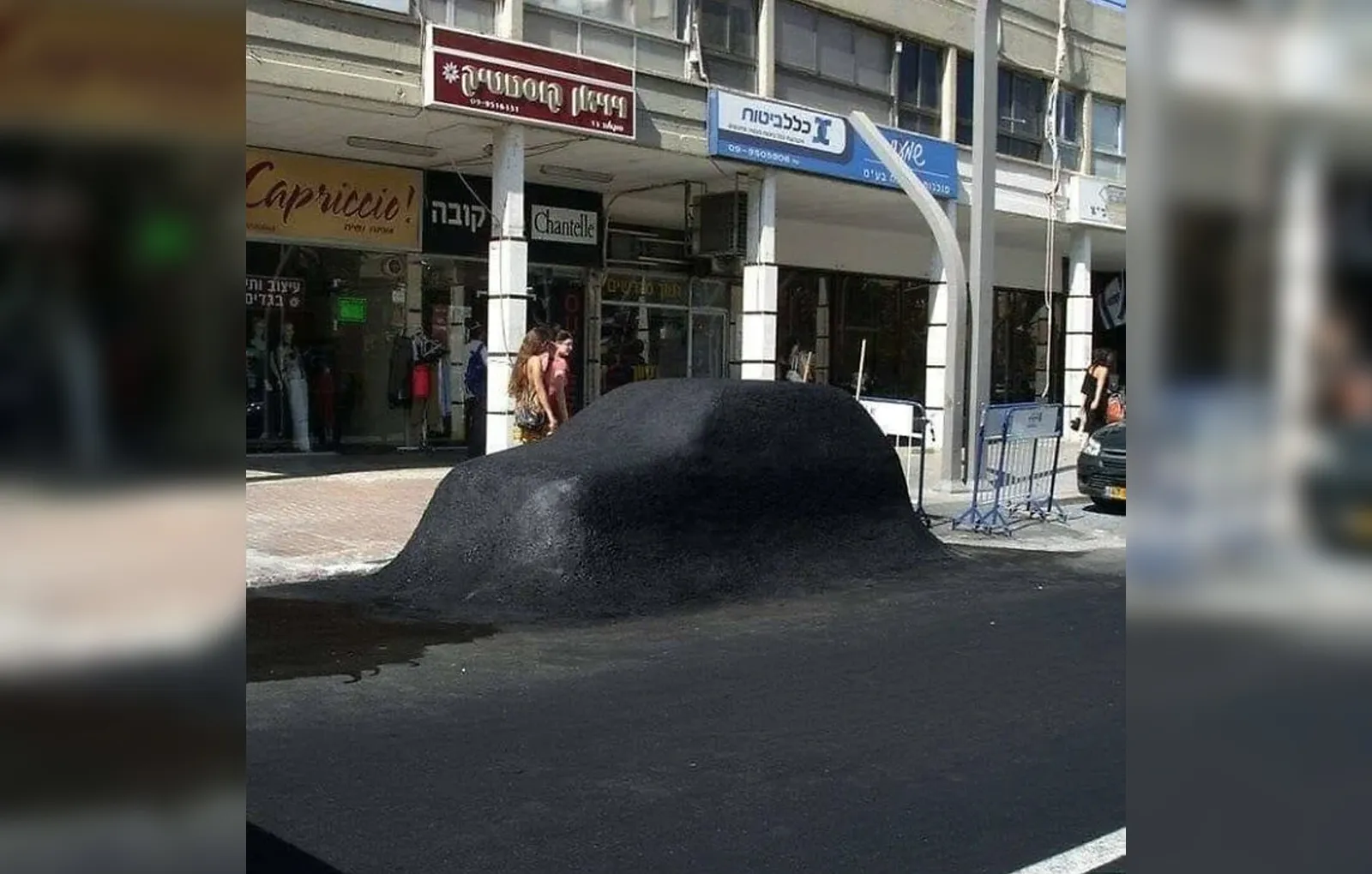 Что делают с теми, кто игнорирует объявления о перепарковке машин для ремонта дороги.