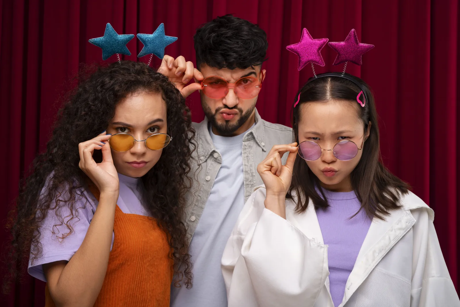 Что не стоит делать на новогоднем корпоративе, чтобы избежать осуждения коллег.