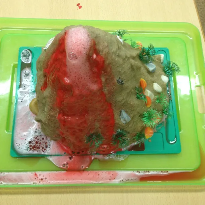 Извержение мини-вулкана.