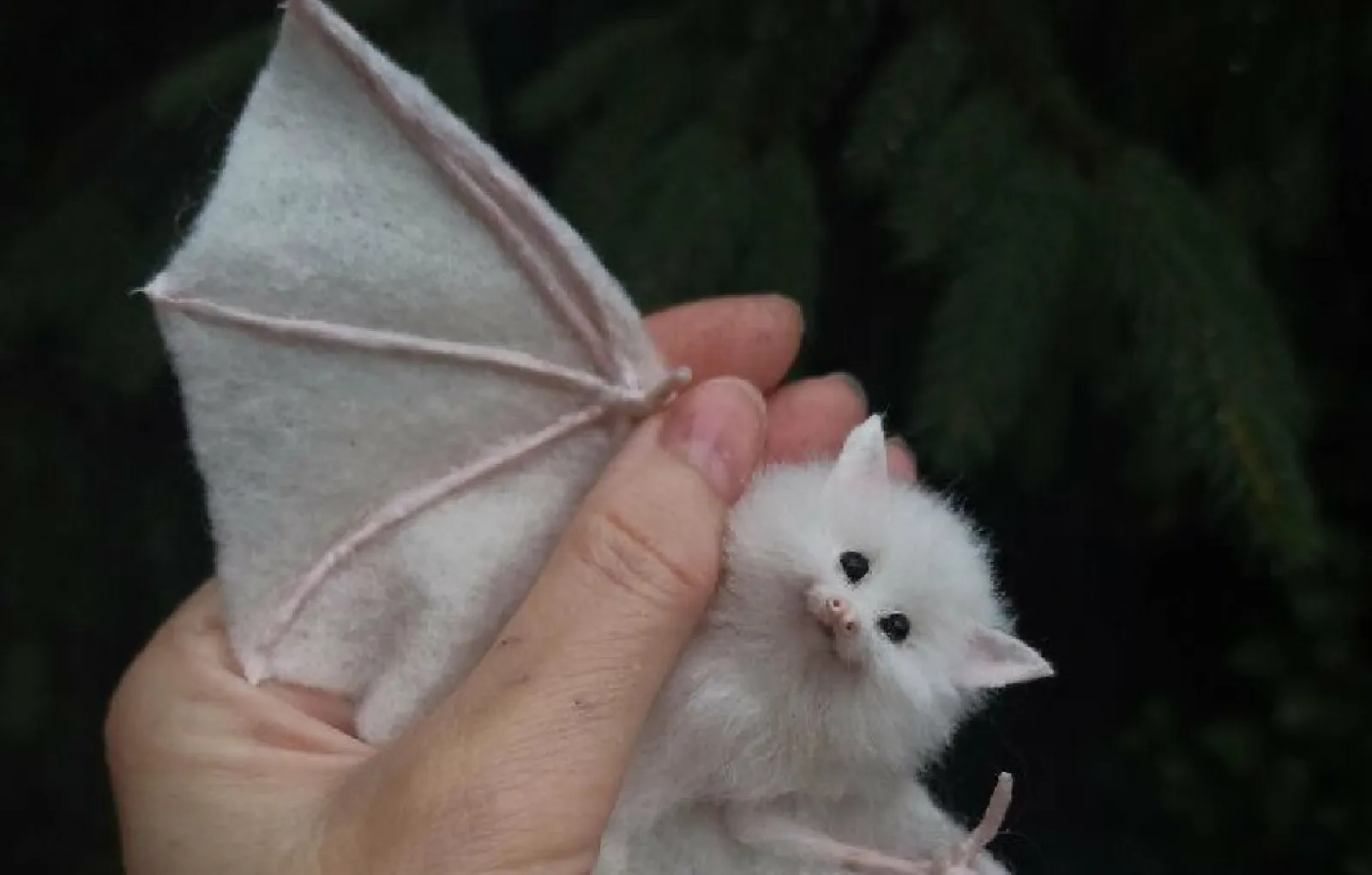 Летучая мышь, сделанная техникой сухого валяния. 