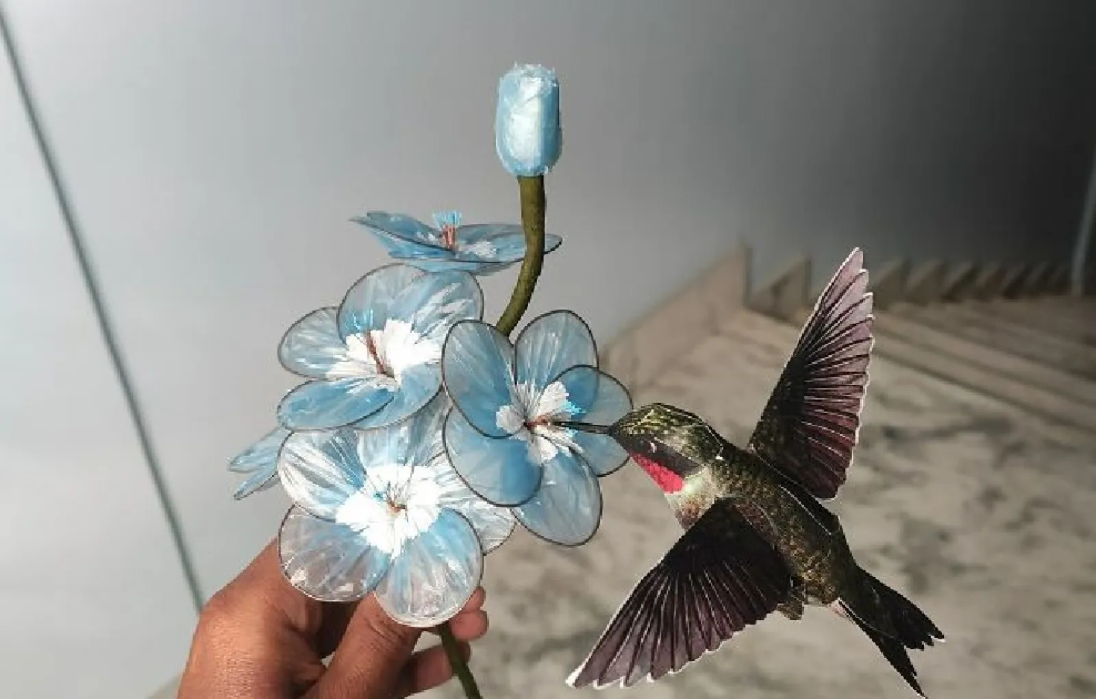 «Сделано из пластиковых пакетов и старых проводов».