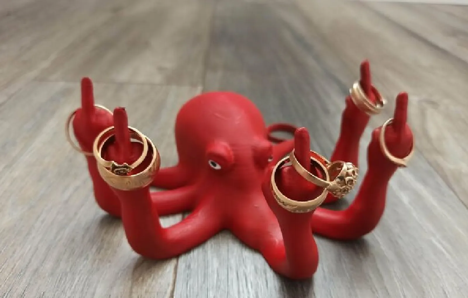 «Моя жена попросила сделать держатель для колец».