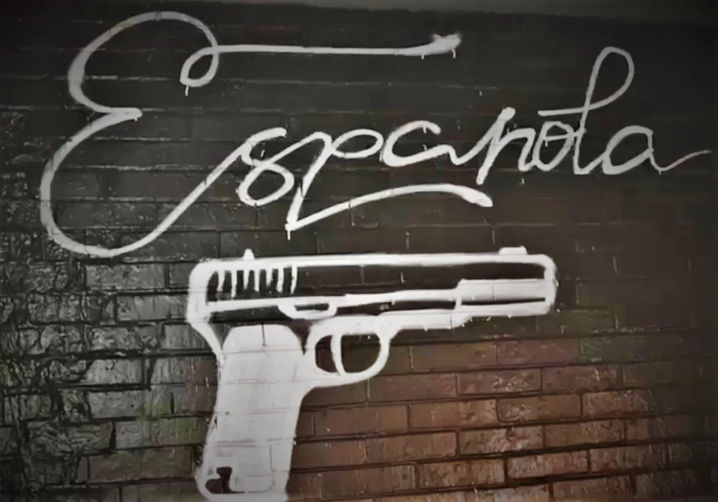 Граффити красно-белого коллектива TRAVELING CROWD в поддержку воинов-фанатов в зоне СВО