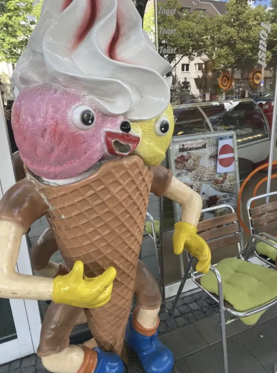 Это мороженное собирается отомстить за всех съеденных и зализанных до смерти собратьев. 