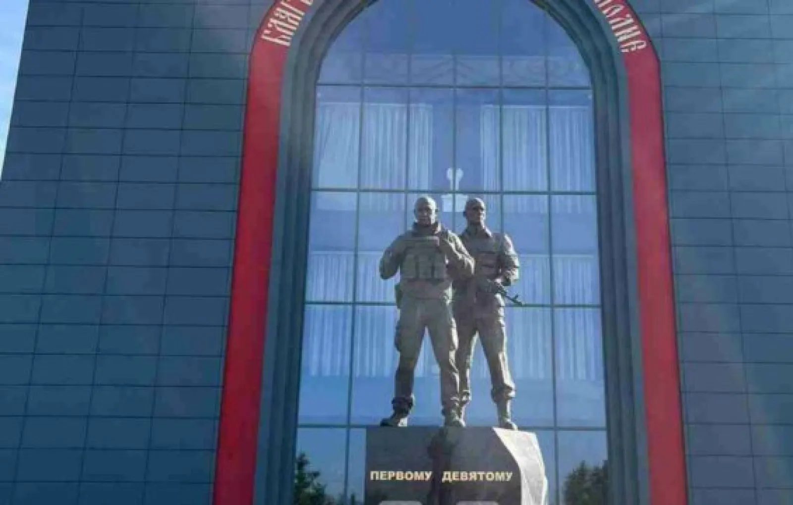 В России появился памятник основателю ЧВК Вагнера Пригожину
