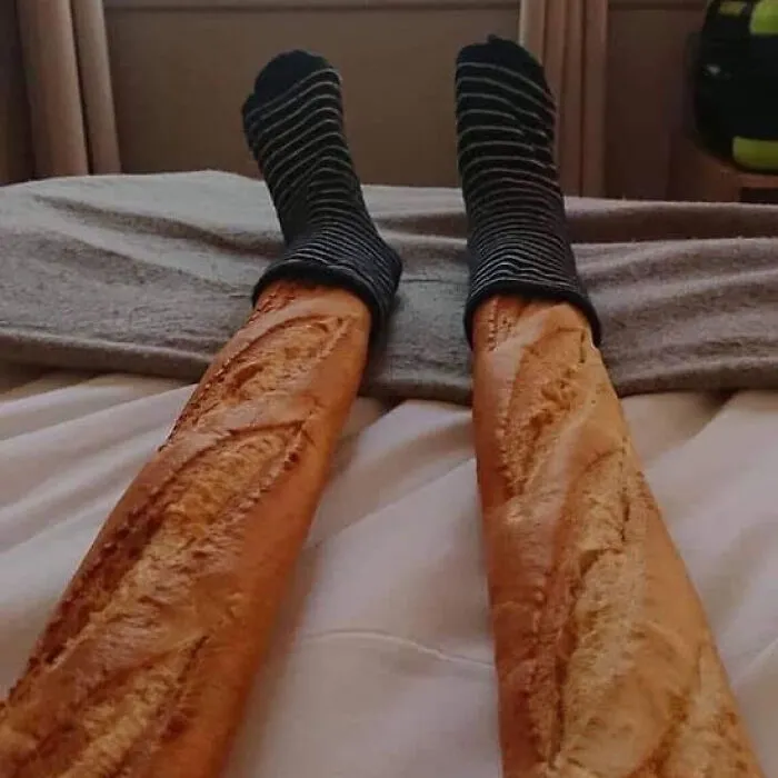 Даже багетам нравится валяться на кровати.