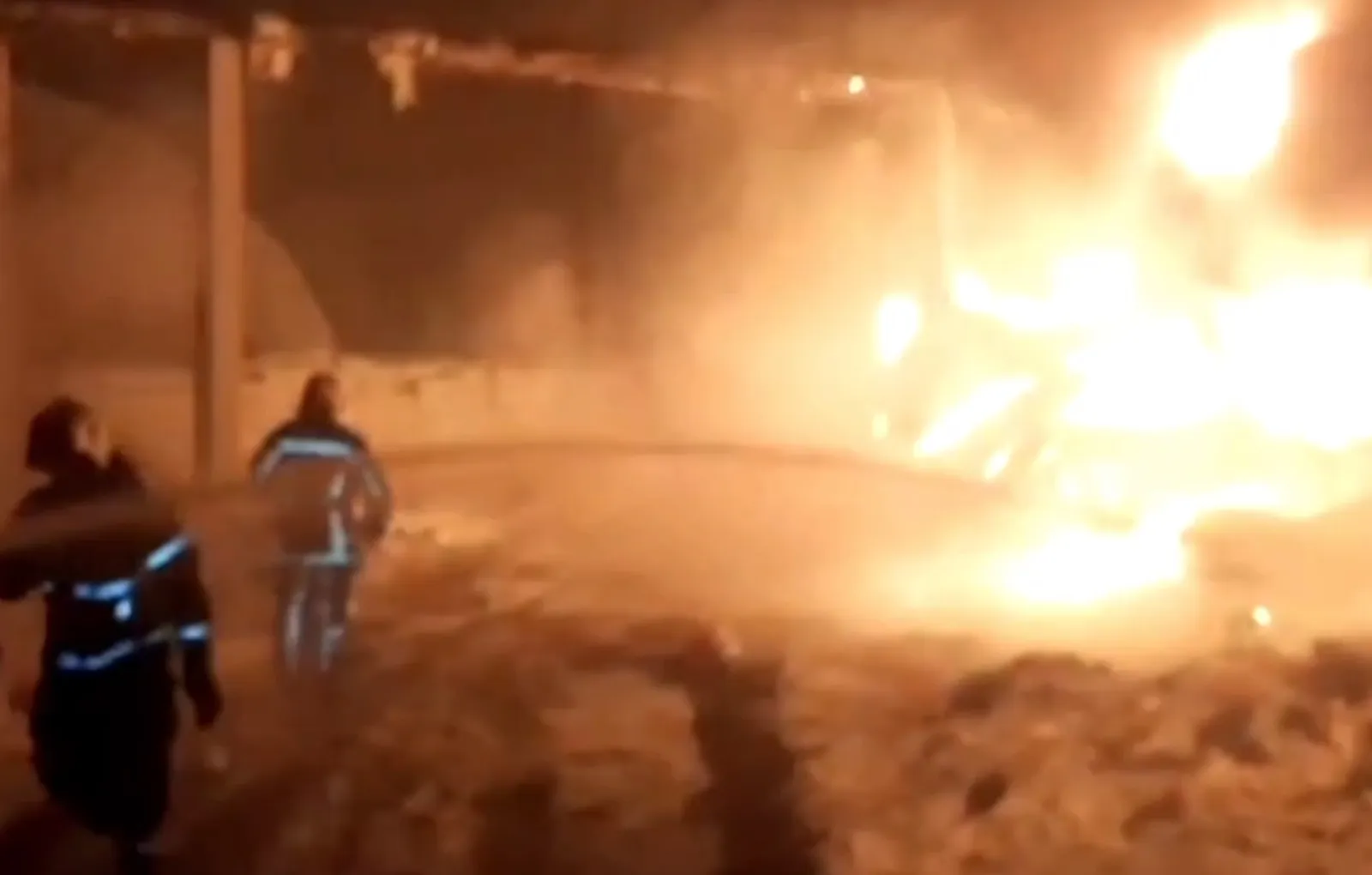 Видео горящего склада валберис. Горит склад. Видео горящего склада валберис. Пожар на заводе дозакл в дмитрове. Воронеж горит тц.