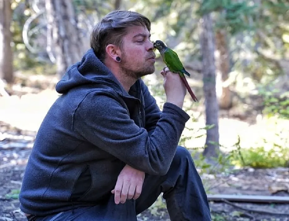 «Сегодня моему попугайчику исполнилось 18 лет. Он мой лучший друг».