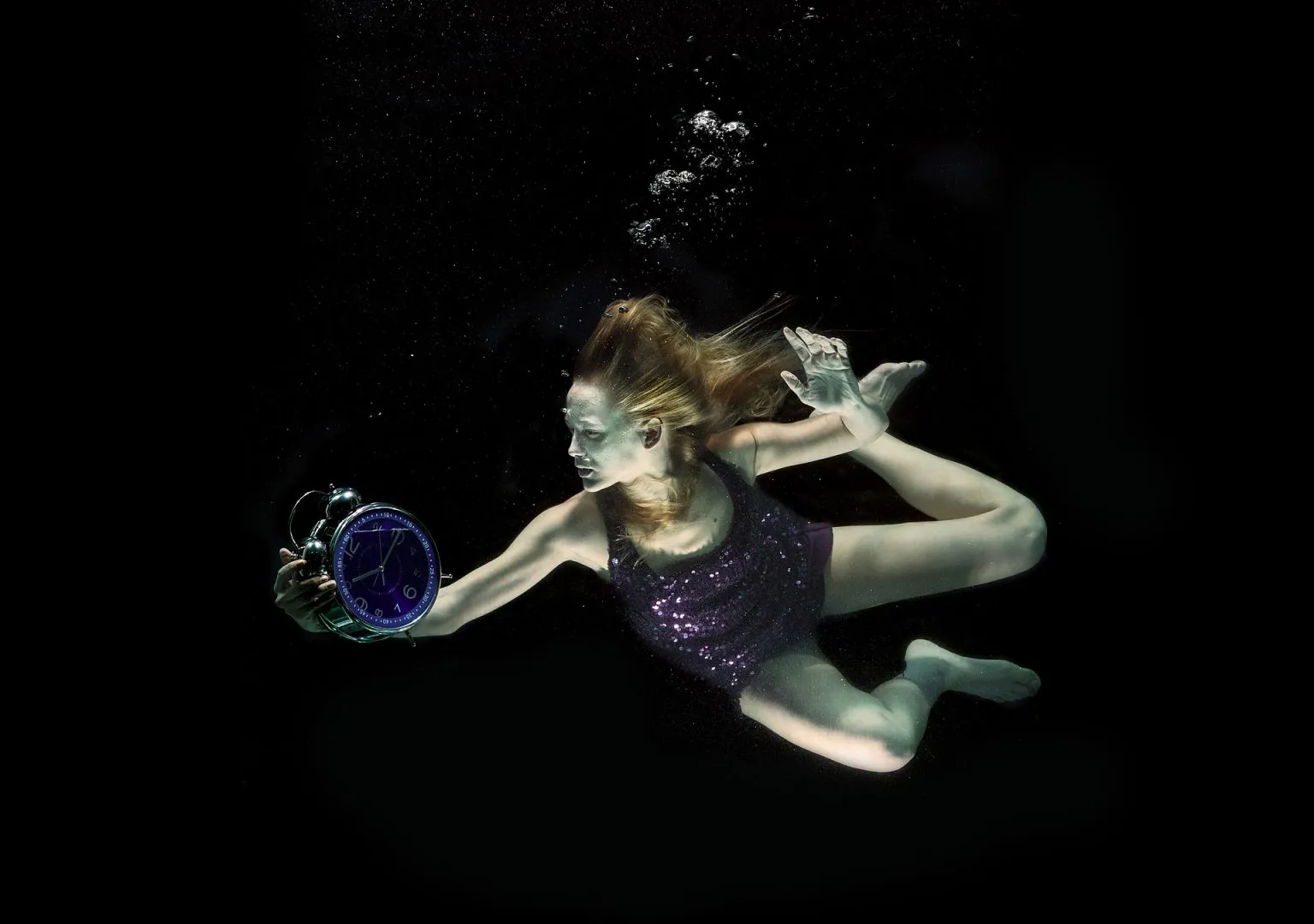 Девушка и будильник.