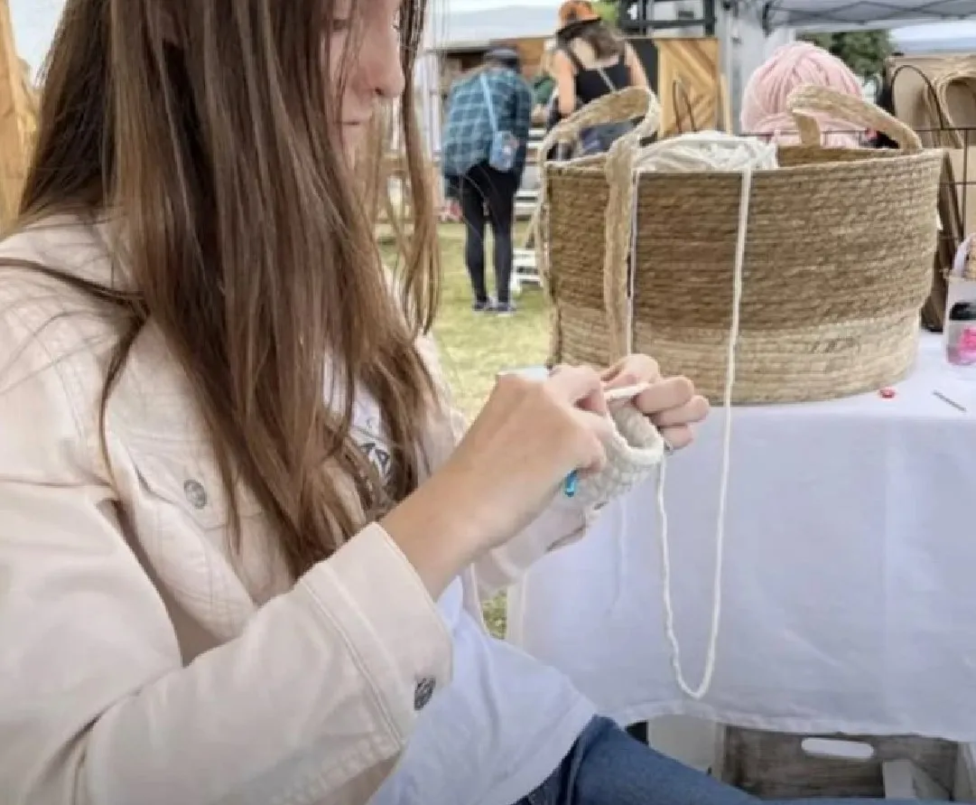 Макена вяжет новую игрушку.