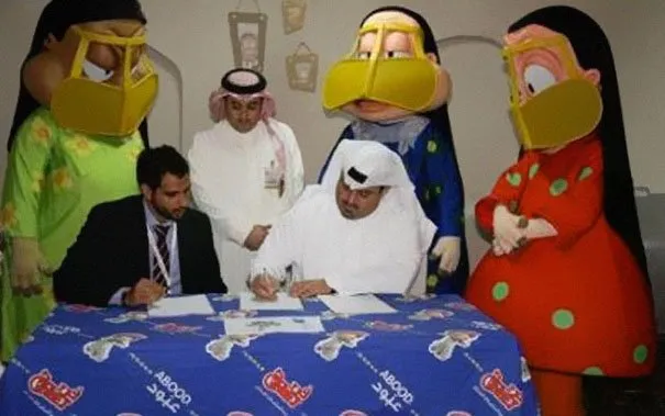 Все мы любим быть в окружении мультяшных персонажей, когда подписываю важные документы. Это помогает мне немного расслабиться.