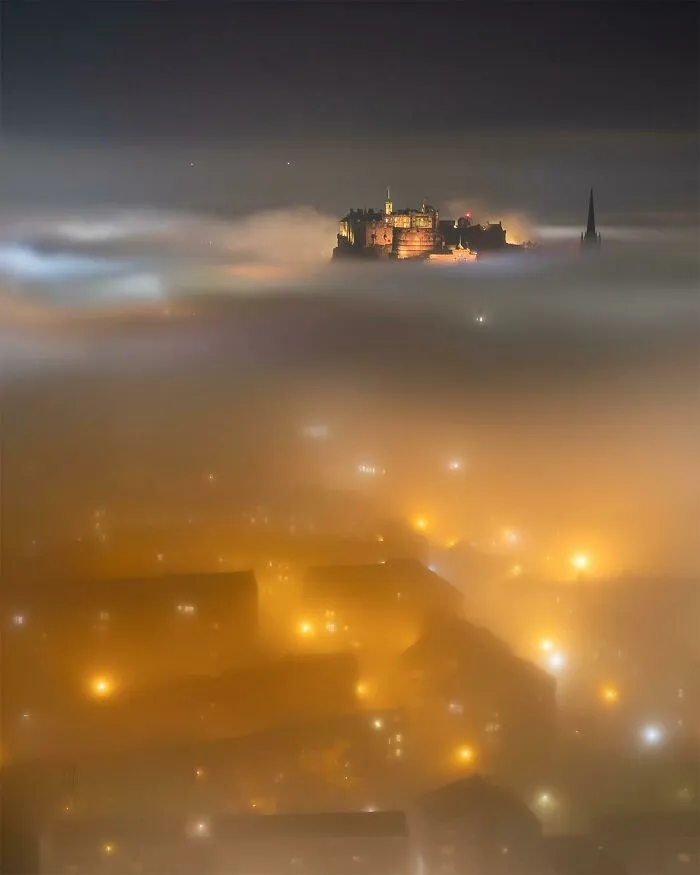 Эдинбургский замок в тумане.