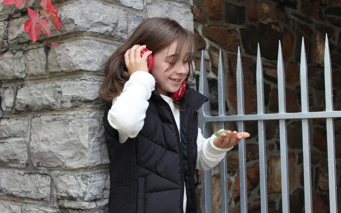 Девочка слушает музыку. 