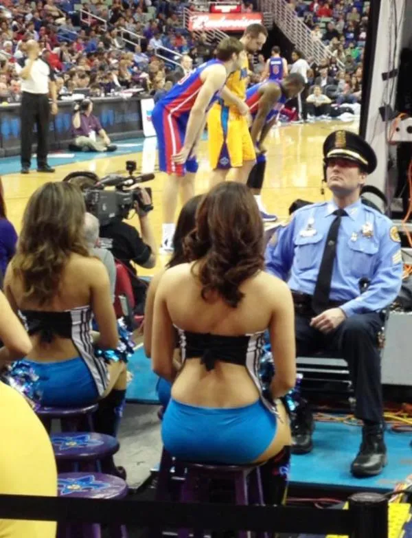 Охранник на баскетбольном матче.