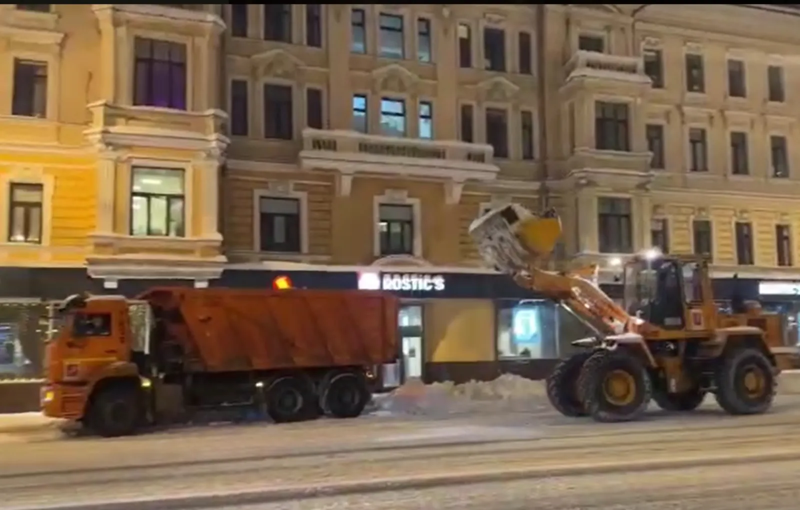  В Москве очистку дорог от снега ведут в круглосуточном режиме