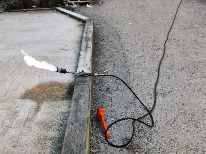 Деревянный бордюр — идеальное место для паяльной лампы. 