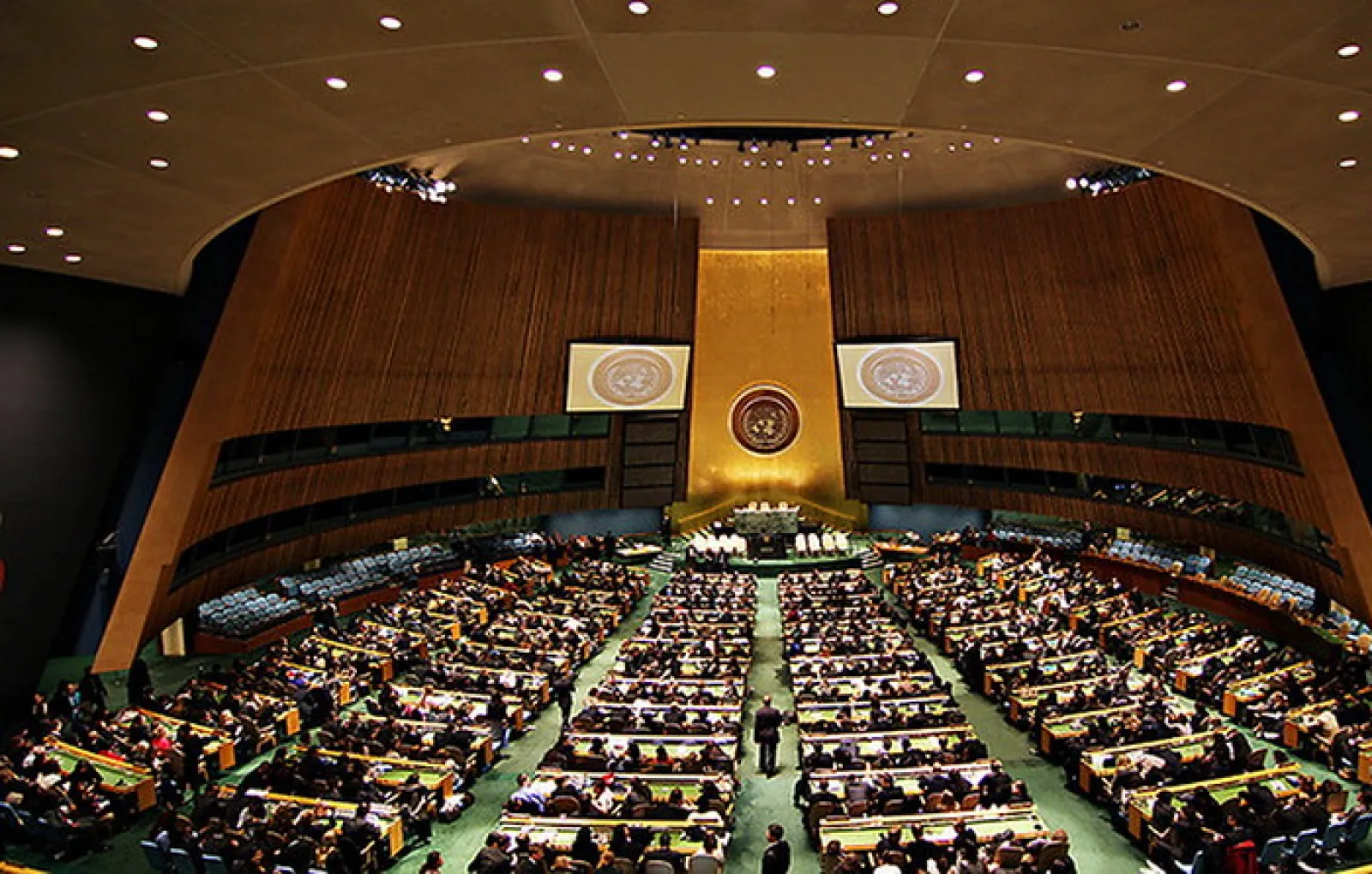Сколько лет оон. Штаб-квартира ООН В Нью-Йорке. Генеральная Ассамблея ООН. Генеральная Ассамблея ООН 1960. Зал Генеральной Ассамблеи ООН.