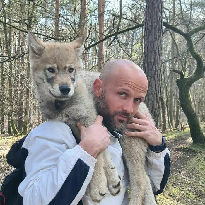 «Наслаждается поездкой».
