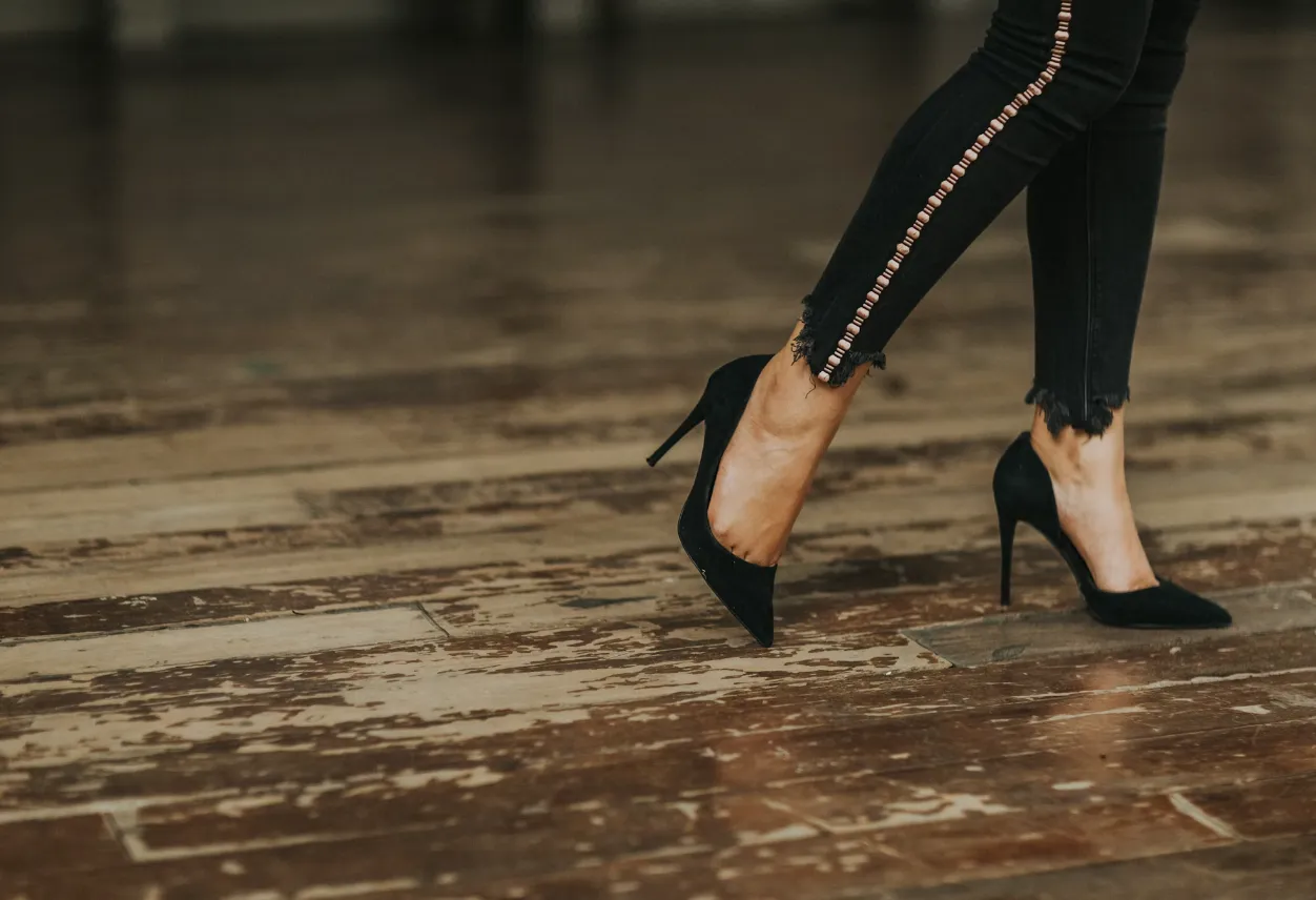 Постарайтесь как можно реже носить высокие каблуки.