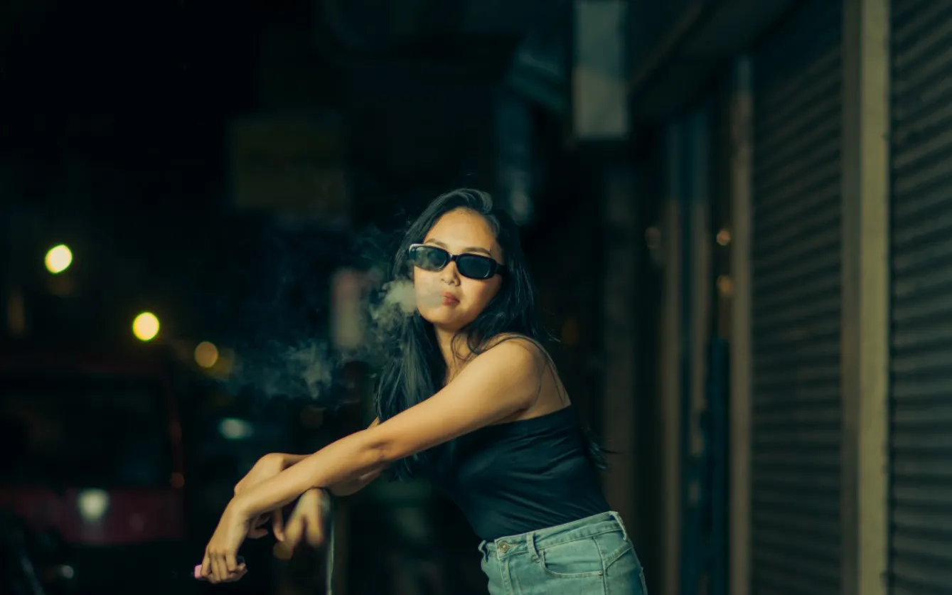 Девушка курит.