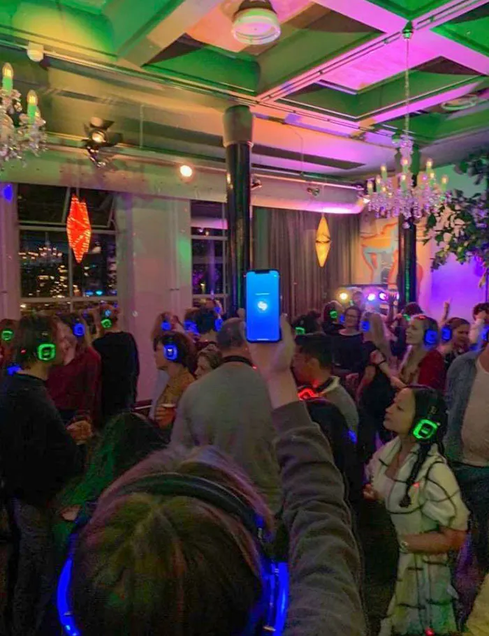 Он был настолько пьян, что пытался шазамить на тихой дискотеке в наушниках.