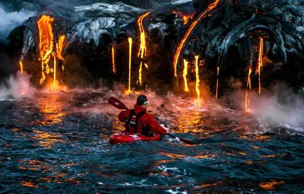 Каякинг к вулканической лаве.