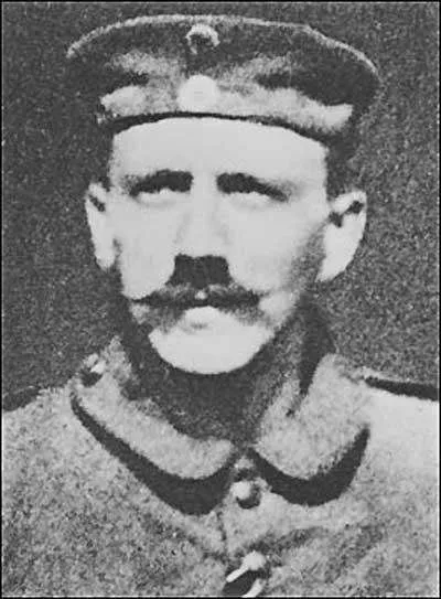 Печально известные усы Гитлера появились не специально. Его противогаз не подходил к его длинным усам, поэтому он подстриг их. Это он до этого времени.