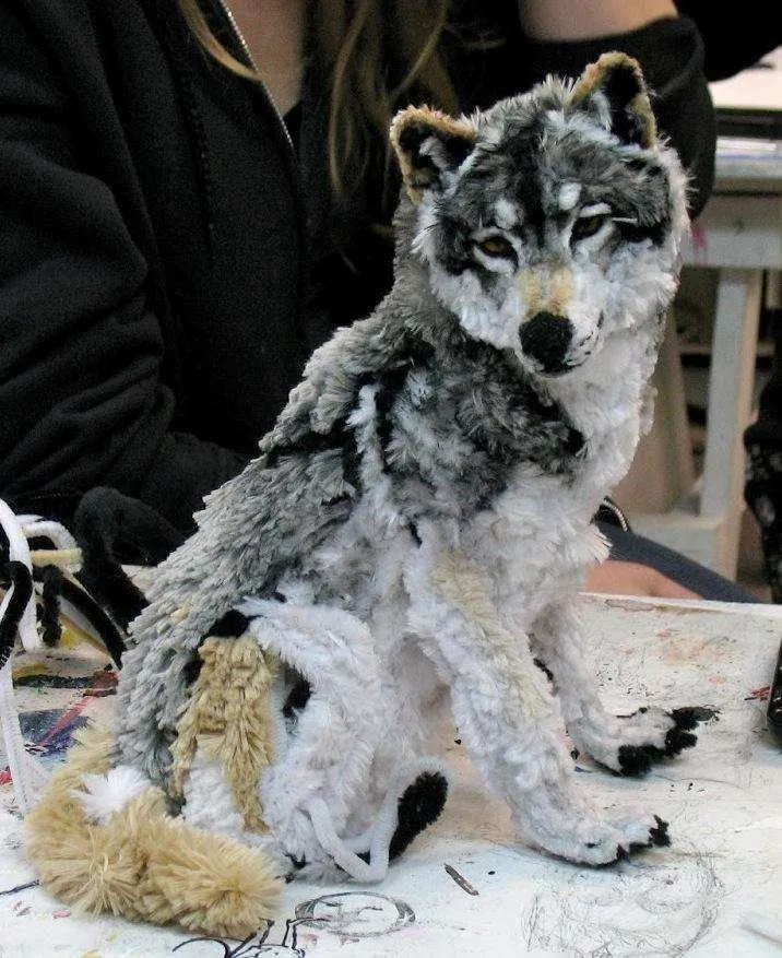 Волк, полностью сделанный из ершиков для труб.