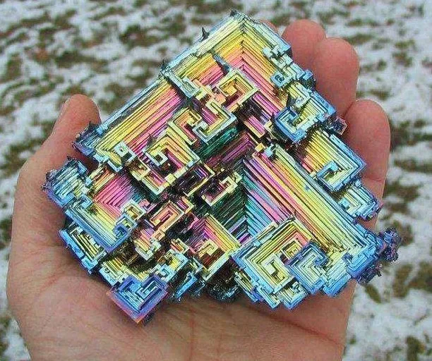 Это химический элемент под названием висмут. Он выглядит таким из-за радужного оксида на его поверхности.