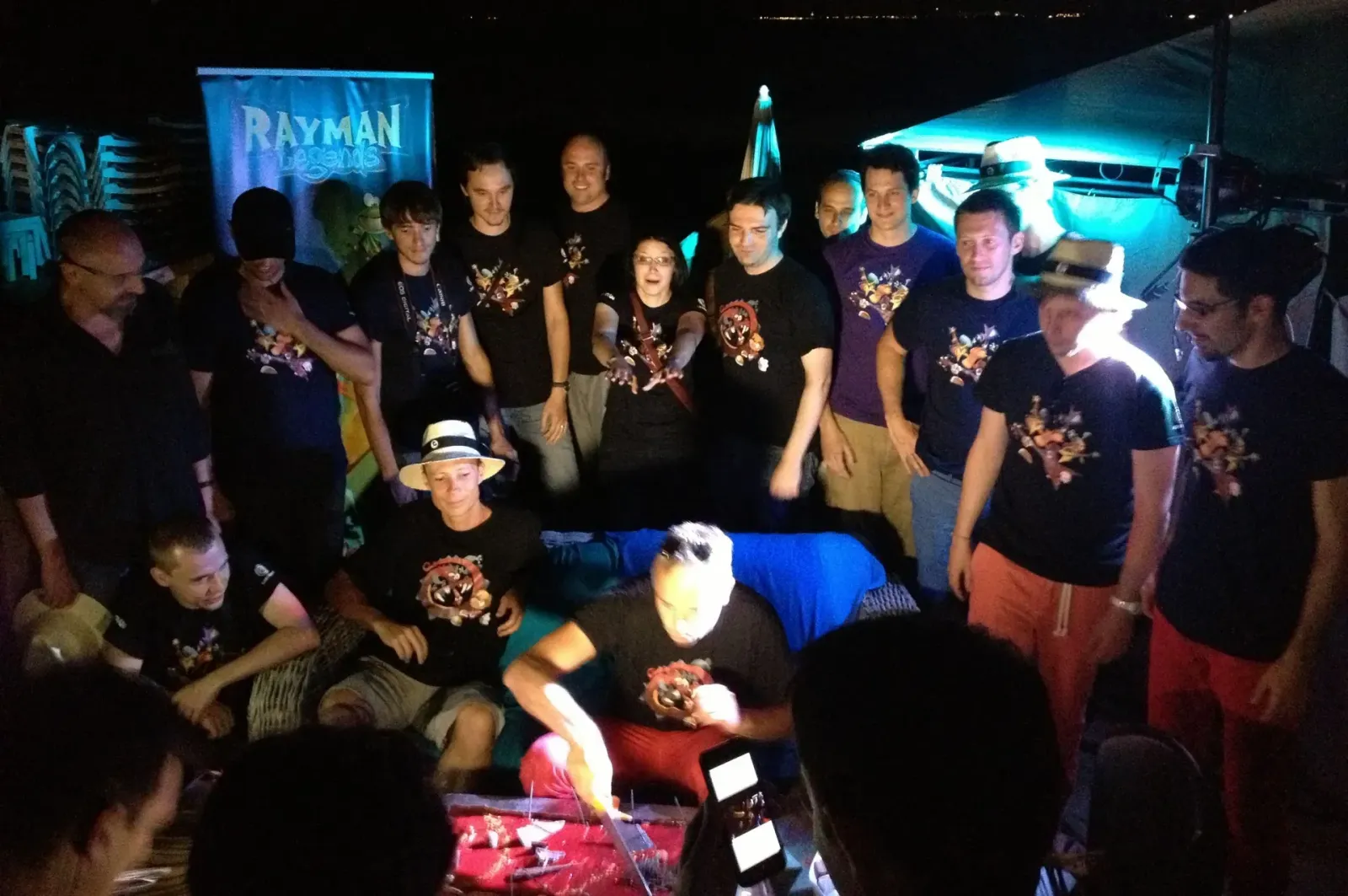 Эмиль Морель (стоит, пятый справа) и коллеги из Ubisoft Montpellier на вечеринке, посвященной выходу Rayman Legends.