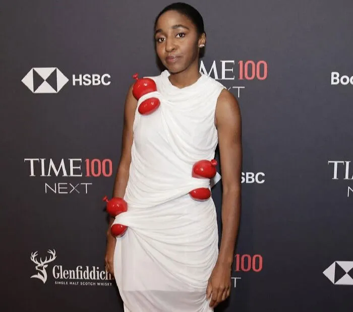 Она что-то хотела сказать этим странным платьем?