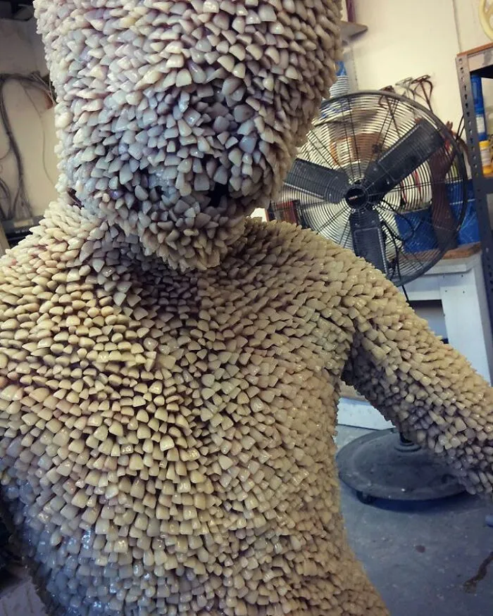 Статуя из зубов.