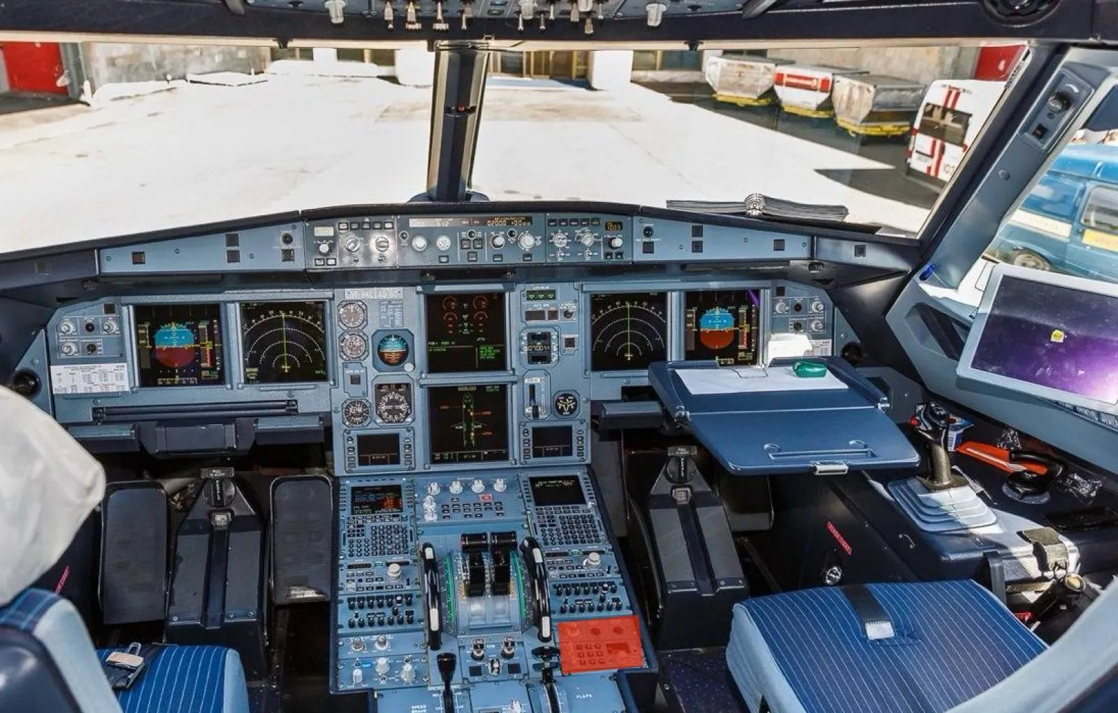 Во время рейса «Аэрофлота» пилот случайно пролил чай на панель приборов