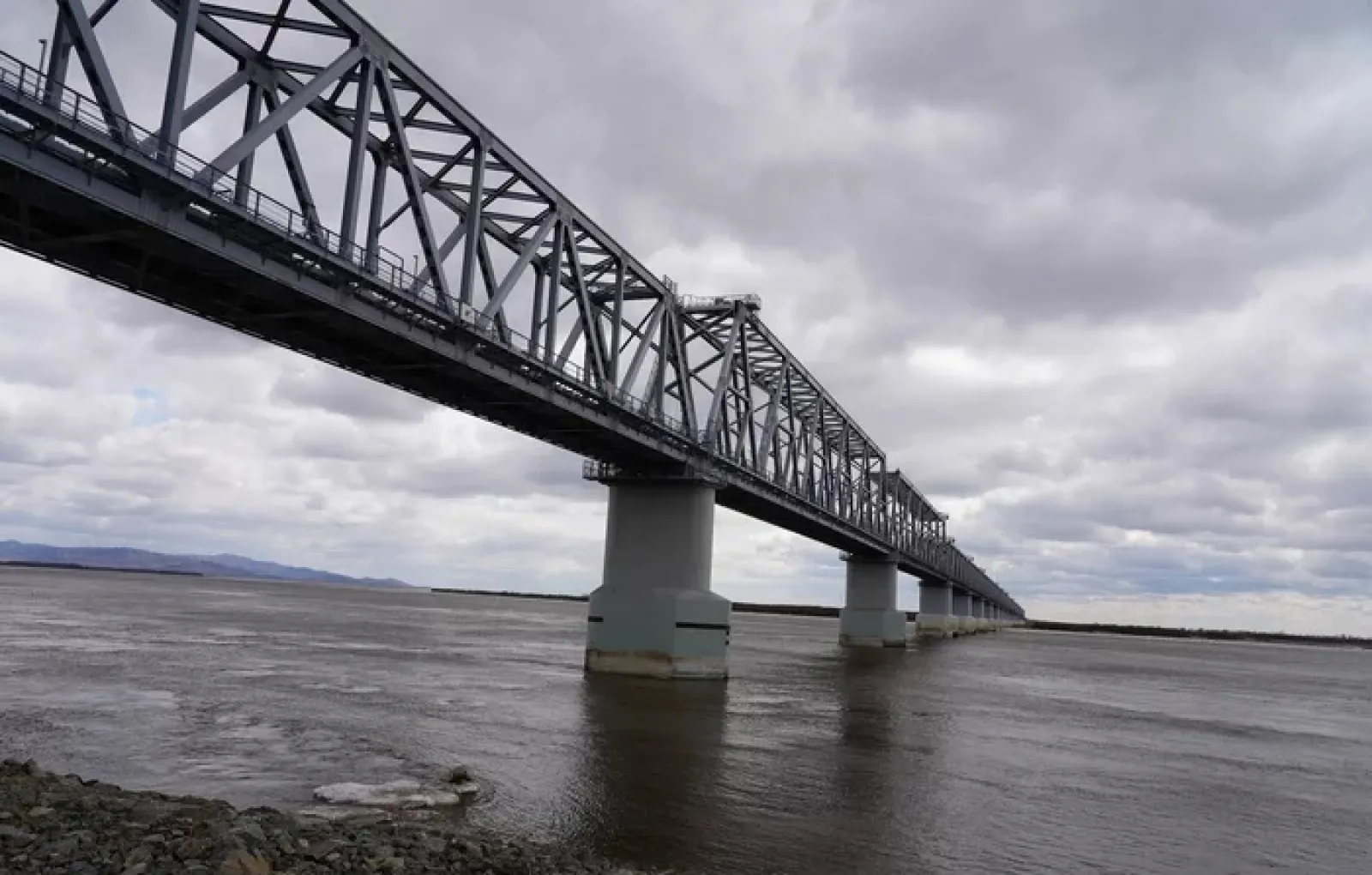 Россия и Китай открыли железнодорожный мост через Амур между двумя странами