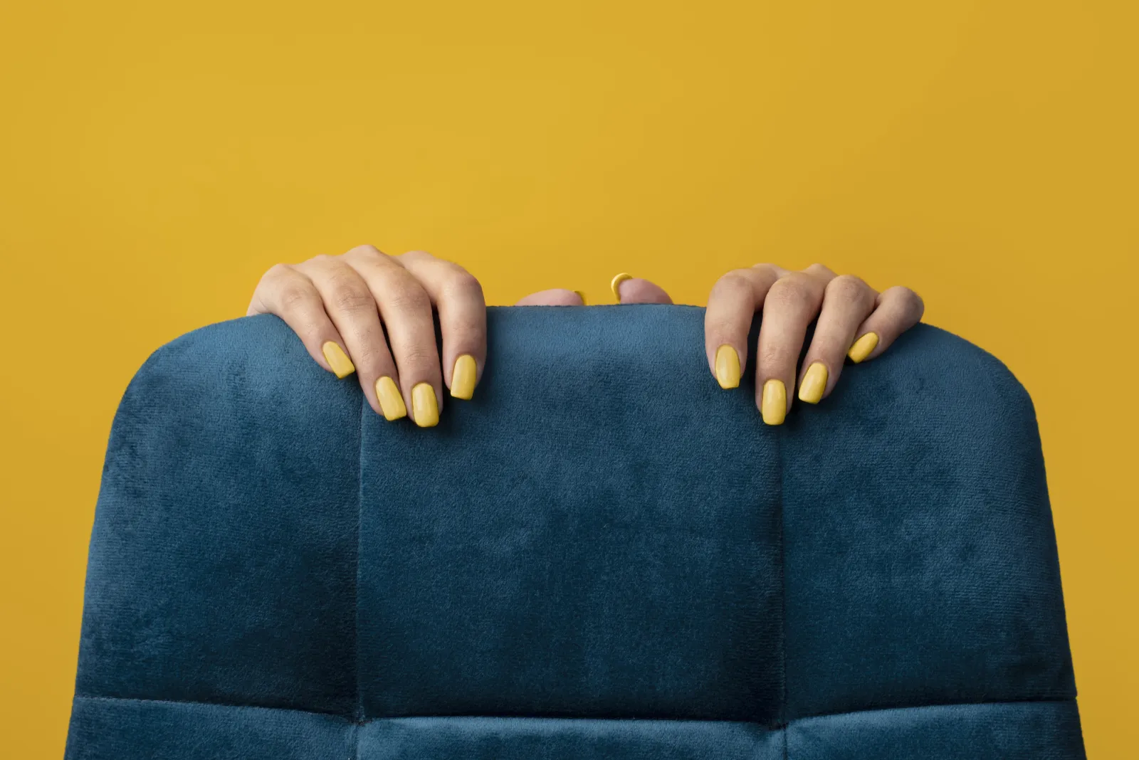 Яркие ногти.