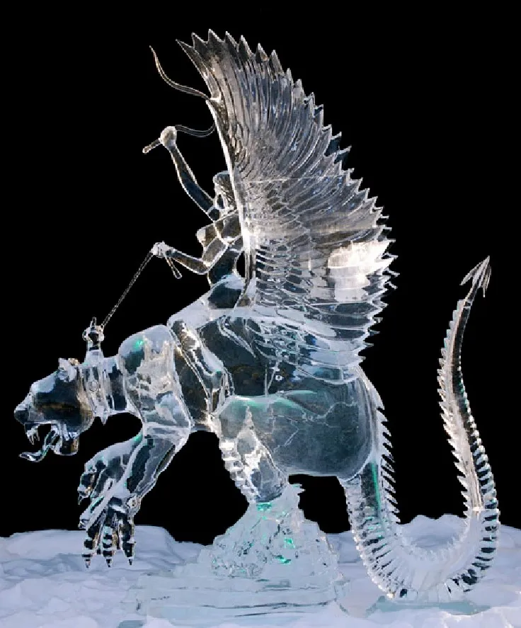  Фэнтезийная скульптура, вырезанная из цельного куска льда.