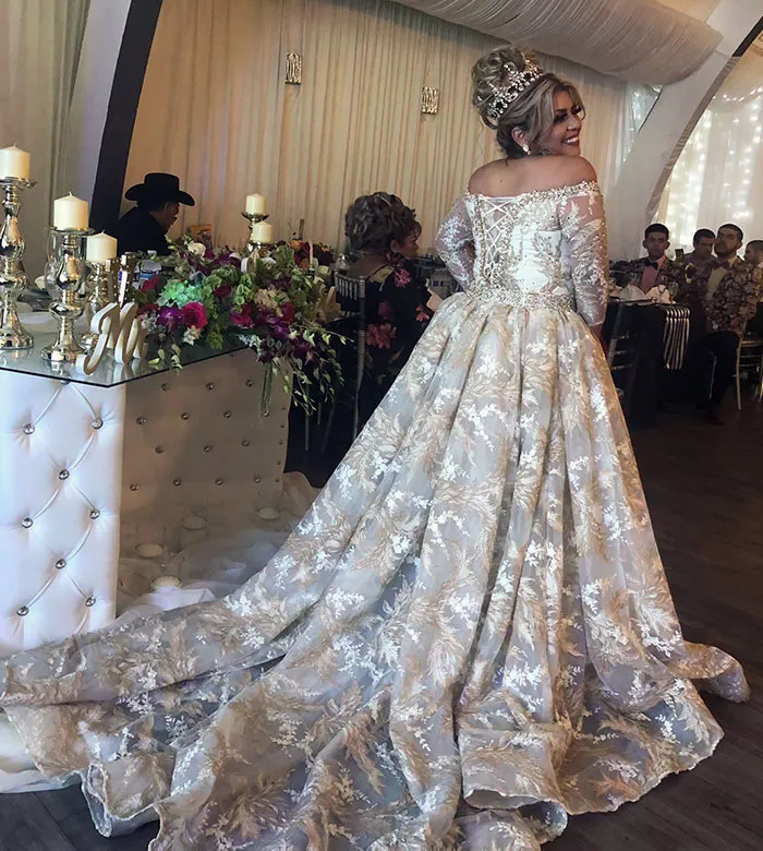 «Моя мама сама сшила это свадебное платье и сделала украшения».