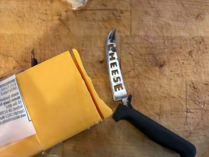 Когда пытался нарезать сыр ножом для сыра.