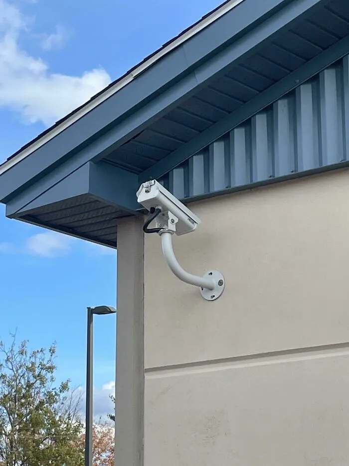 А вдруг эта стена что-то замышляет?