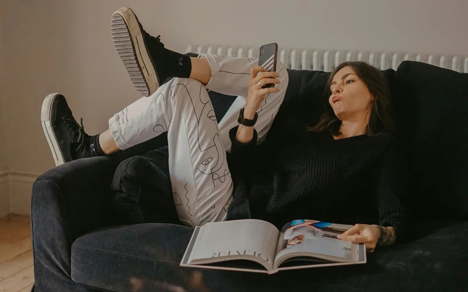 Девушка сидит в соцсетях.