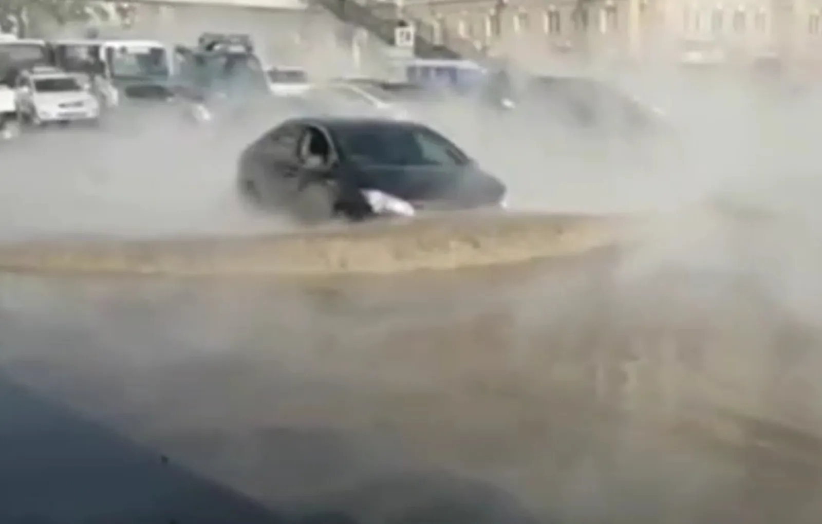 Прорыв на троллейном. Авария на троллейной новосибирск. Прорыв теплотрассы на ул молдагуловой. В поликлинике ливны прорыв трубы. Прорыв на троллейном.