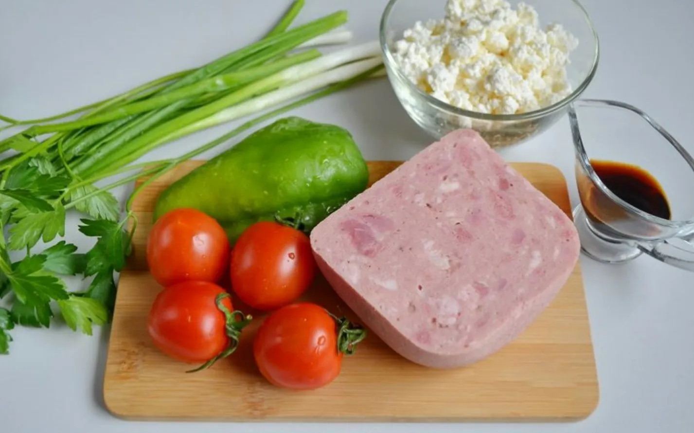 Творог, ветчина, овощи и зелень.