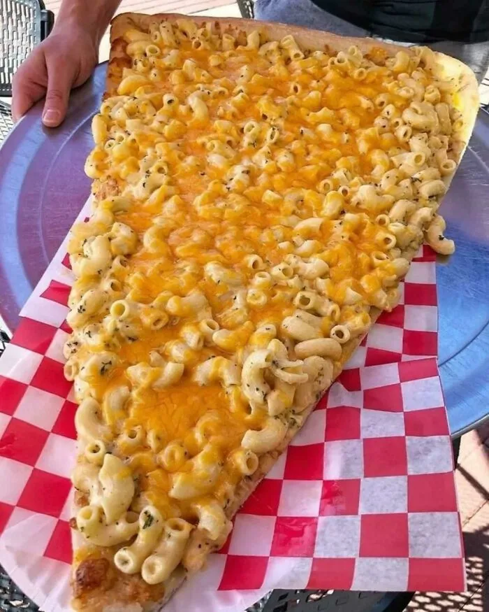 Огромная пицца с макаронами. 