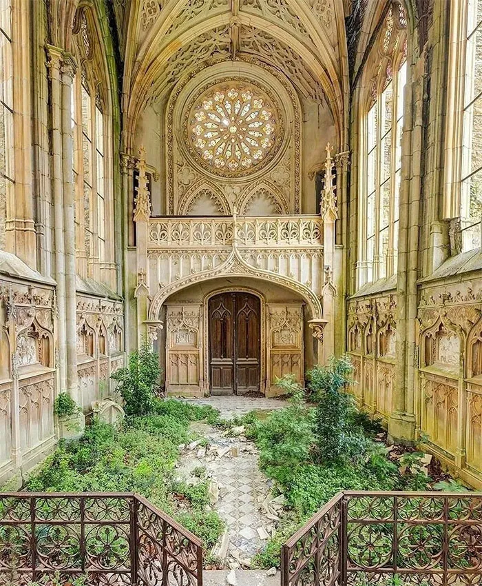 Старая церковь во Франции.