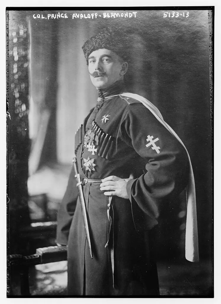 Павел Бермондт-Авалов. Орденов почти как у Брежнева - он любил не только увешиваться существующими, но и придумывать свои. 