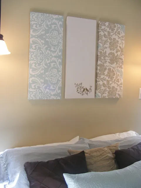 Ткань, обернутая вокруг деревянной рамы или куска холста, и закрепленная скобами сзади.